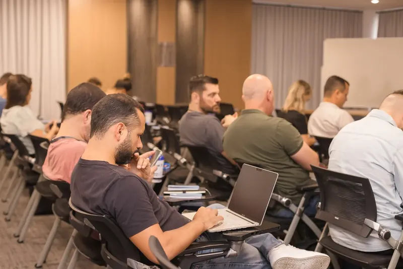 Alunos trabalhando no notebook durante a aula