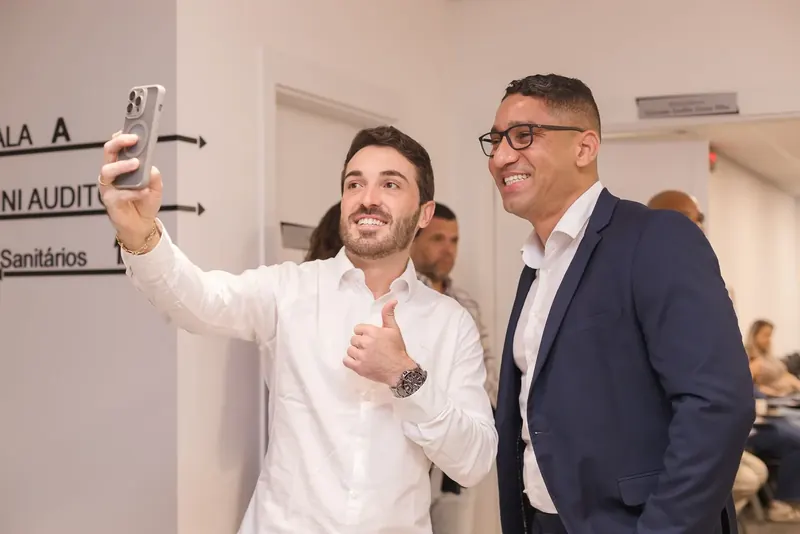 Aluno faz selfie com o Lúcio no corredor