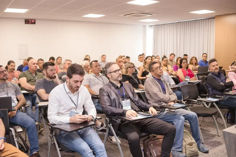 Turma atenta em plano aberto